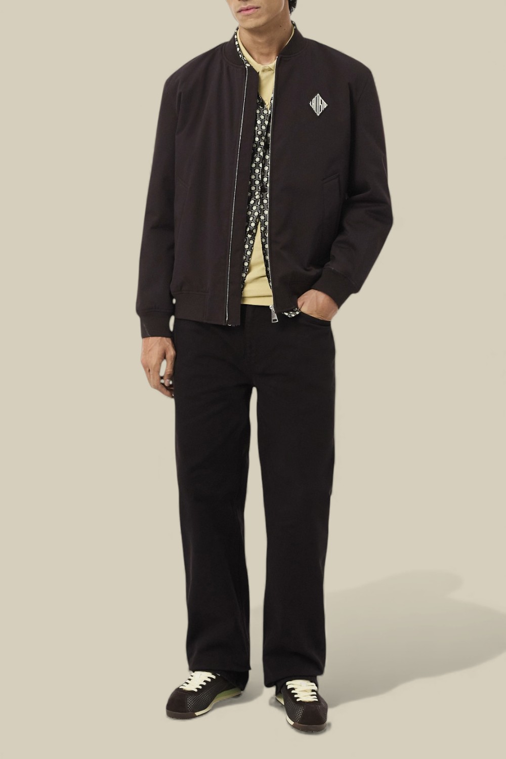 תמונת כל הלוק של ז'קט בומבר